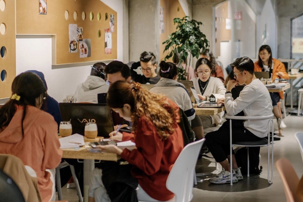 Nhiều quán cafe trở thành địa điểm làm việc quen thuộc của các bạn trẻ
