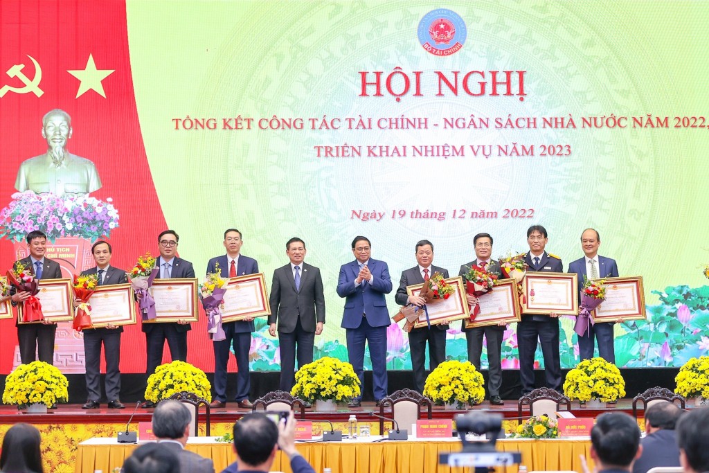 Thủ tướng Phạm Minh Chính trao Huân chương Lao động hạng Nhất, Nhì cho các cá nhân có thành tích xuất sắc - Ảnh: VGP/Nhật Bắc