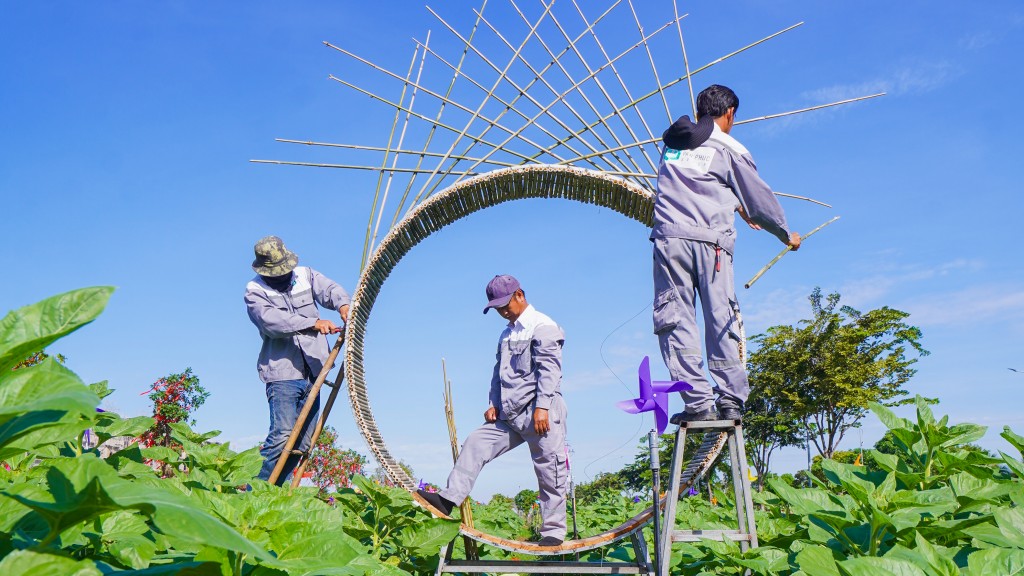 Đội ngũ nhân công đang khẩn trương thi công các tiểu cảnh tại vườn hoa 