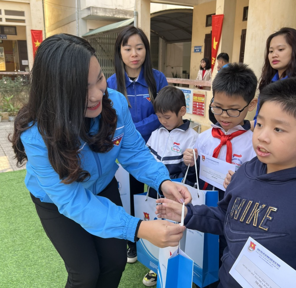 Phó Bí thư Quận đoàn Hai Bà Trưng Nguyễn Lê Ngân trao tặng quà tới các em học sinh 