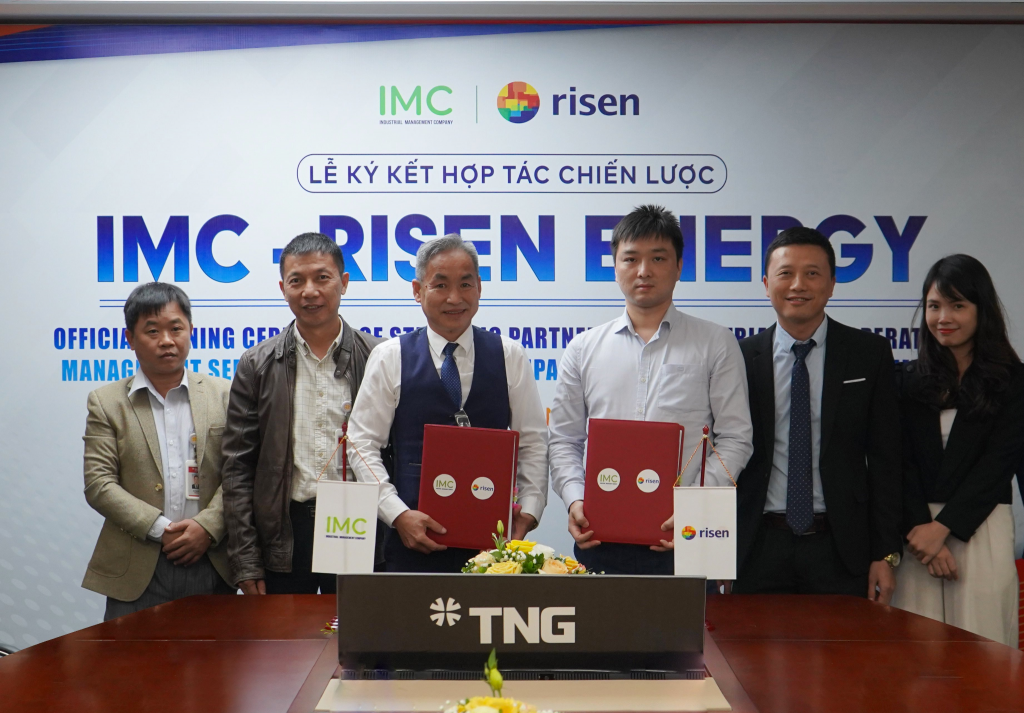 Đại diện IMC và Risen Energy trong lễ ký kết hợp tác chiến lược