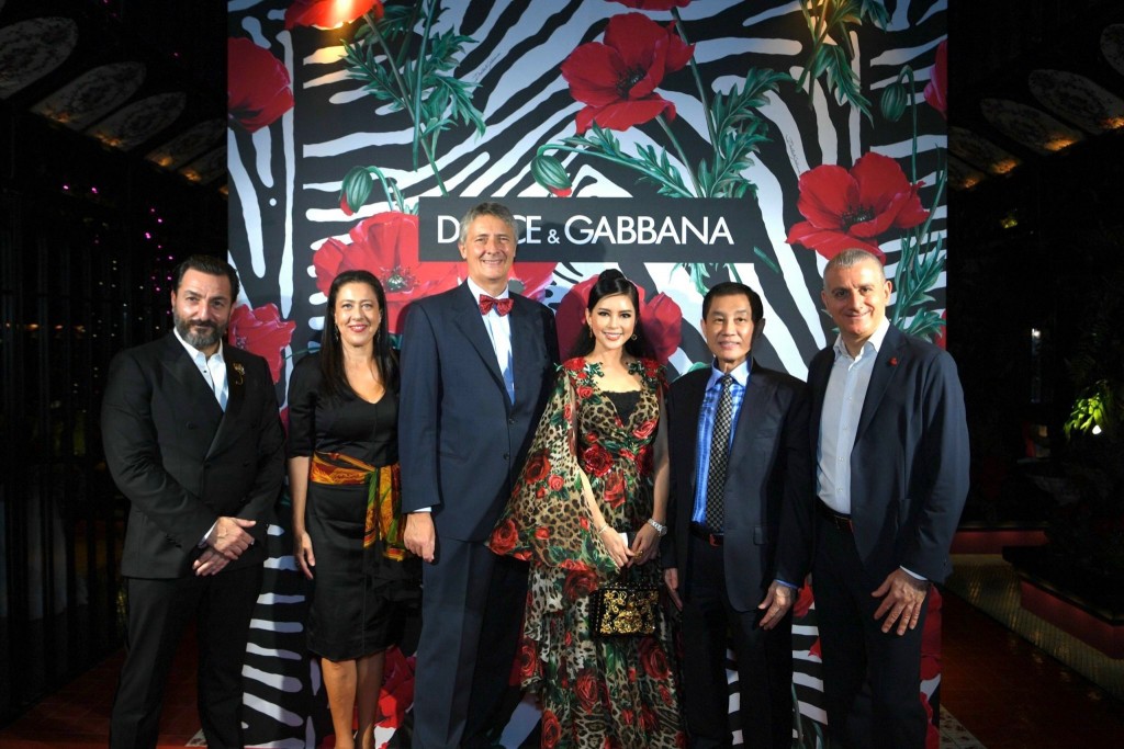 Thương hiệu Dolce&Gabbana ra đời vào năm 1982 bởi sự hợp đặc biệt giữa Stefano Gabbana và Domenico Dolce. Tài năng của hai nhà thiết kế vụt sáng kể từ năm 1985, sau khi ra mắt BST lấy cảm hứng từ họa tiết ba-rốc thế kỷ 17, kể từ đó Dolce&Gabbana trở thành cái tên luôn làm khuynh đảo giới thời trang bởi sự kết hợp màu sắc và họa tiết độc đáo, mang đậm màu sắc va văn hóa ý
