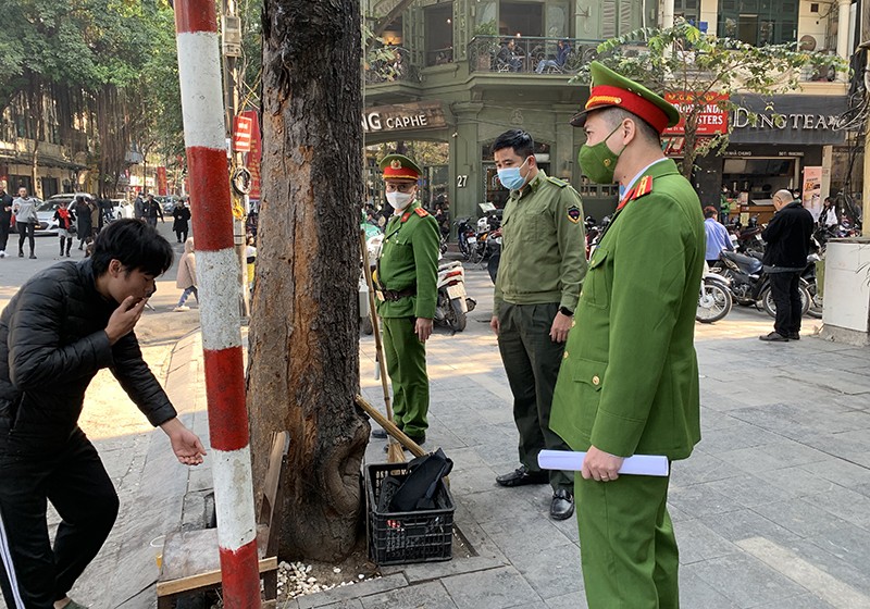 Tuyên truyền nhắc nhở các hộ kinh doanh bên cạnh Nhà thờ lớn giữ gìn cảnh quan môi trường, không để xe, để khách ngồi tràn ra vỉa hè, bảo đảm an ninh trật tự