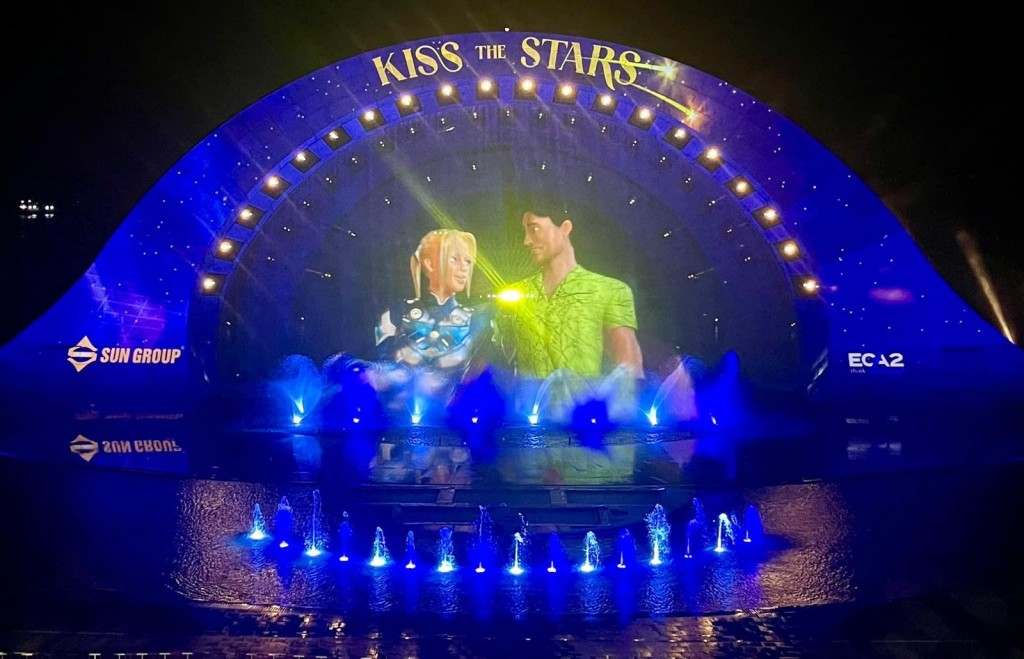 Kiss The Stars kể cho du khách câu chuyện tình yêu, qua ngôn ngữ của nghệ thuật trình diễn đa phương tiện hiện đại