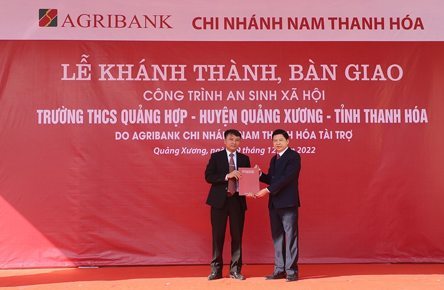 Giám đốc Agribank Chi nhánh Nam Thanh Hóa trao Quyết định công trình an sinh xã hội cho đại diện lãnh đạo xã Quảng Hợp