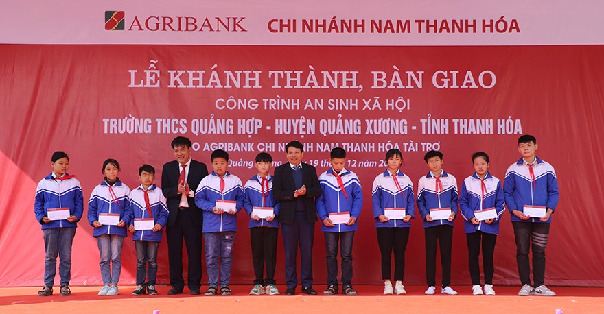 Tại chương trình, Agribank Nam Thanh Hóa đã trao 10 suất quà cho các học sinh vượt khó trong học tập của Trường THCS Quảng Hợp.