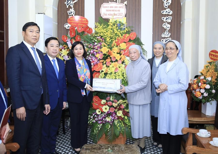 Phó Bí thư Thường trực Thành ủy Hà Nội chúc mừng Giáng sinh các nữ tu Dòng thánh Phaolo