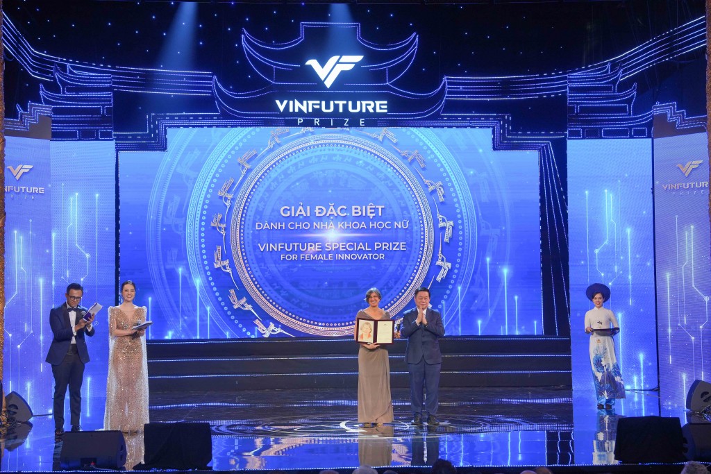 Giải Đặc biệt VinFuture 2022 dành cho Nhà khoa học đến từ các nước đang phát triển đã vinh danh Giáo sư Thalappil Pradeep (Ấn Độ) với hệ thống lọc nước nhiễm asen và kim loại nặng chi phí thấp