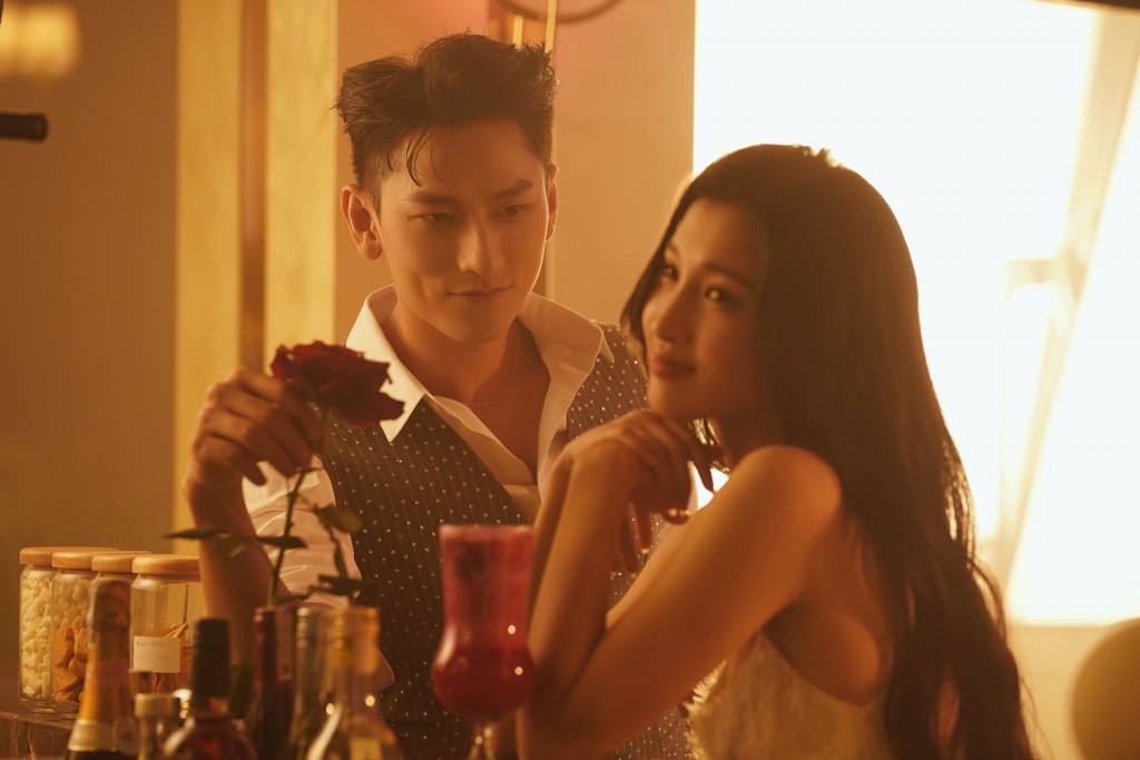 Cặp đôi Isaac- Phương Nhi tình bể bình trong MV mới