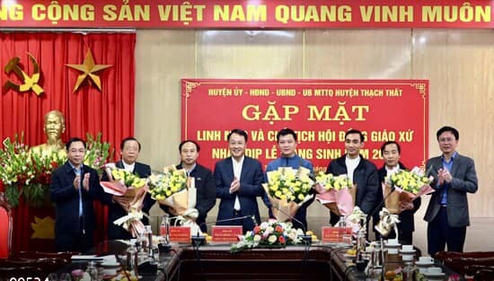  Huyện ủy - HĐND - UBND - Uỷ ban MTTQ Việt Nam huyện Thạch Thất cũng đã tổ chức Hội nghị gặp mặt các Linh mục và Chủ tịch Hội đồng các giáo xứ trên địa bàn huyện.