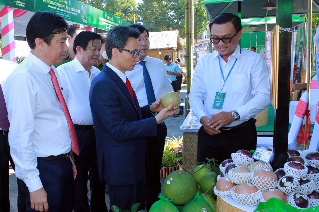 Phó Thủ tướng Vũ Đức Đam thăm gian hàng của DN tỉnh Đồng Tháp trưng bày trong khuôn khổ Diễn đàn Mekong Start-up 2022 - Ảnh: VGP/Đình Nam