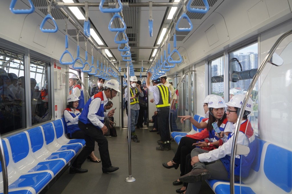 bên trong đoàn tàu metro chạy thử nghiệm