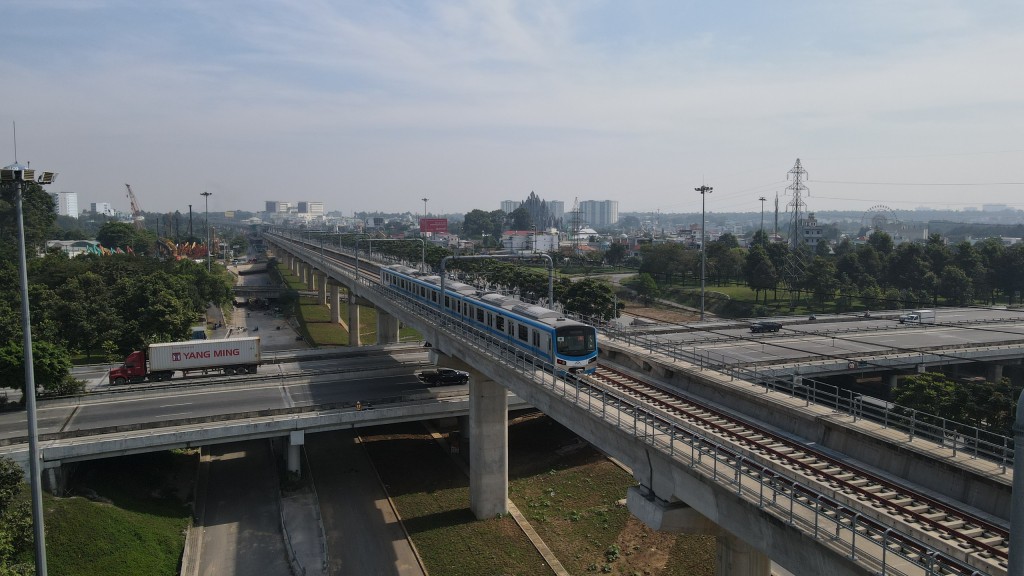 đoàn tàu di chuyển trên đoạn đường chạy thử nghiệm