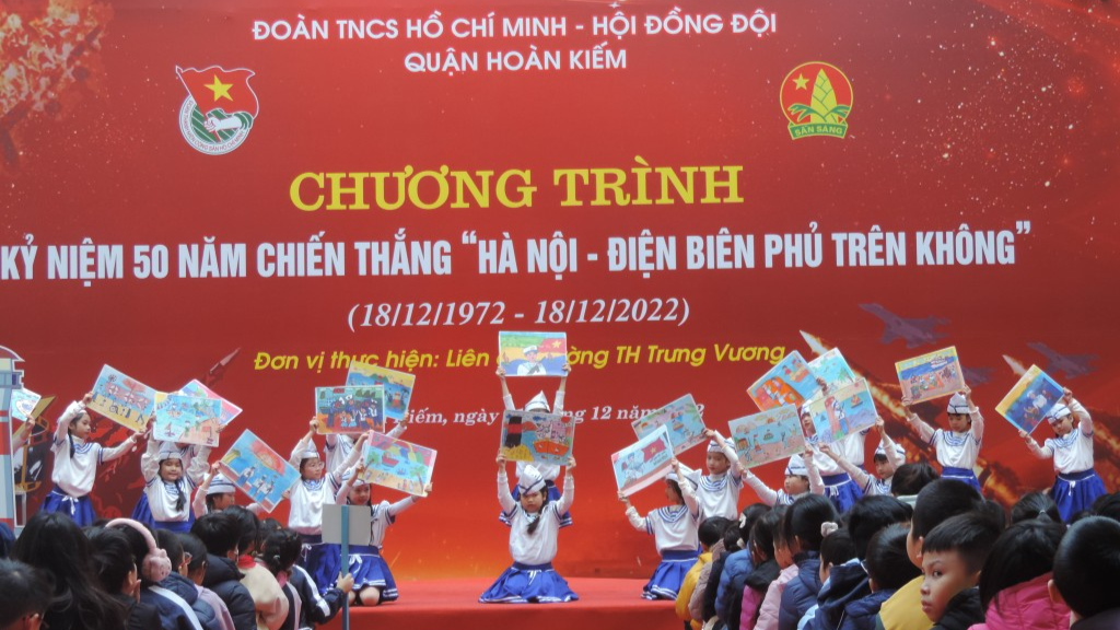 Tiết mục văn nghệ của các em học sinh tại chương trình 