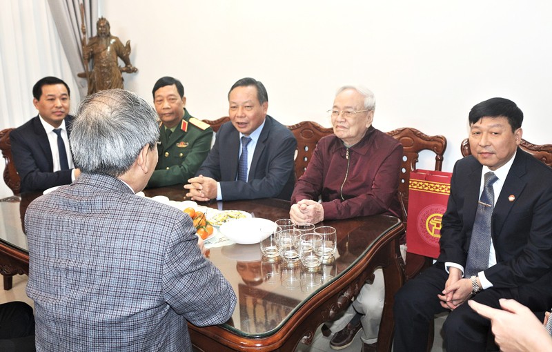 Phó Bí thư Thành ủy cũng đến thăm gia đình liệt sĩ Vũ Xuân Thiều