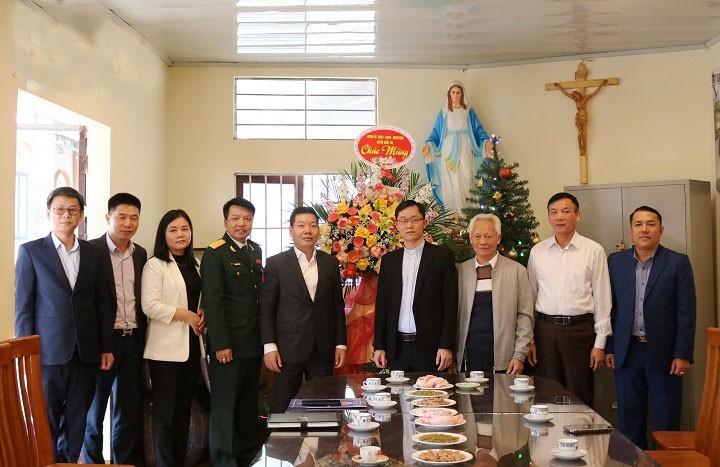 Nguyễn Trường Sơn - Phó Bí thư Huyện ủy- Chủ tịch UBND huyện cùng đoàn công tác của huyện tặng hoa chúc mừng giáo xứ Phú Cát