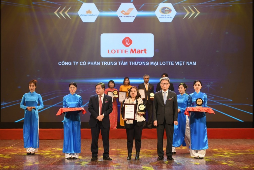 Đại diện LOTTE Mart nhận chứng nhận Top 10 Nhãn hiệu nổi tiếng Việt Nam từ Ban tổ chức ngày 11/12/2022