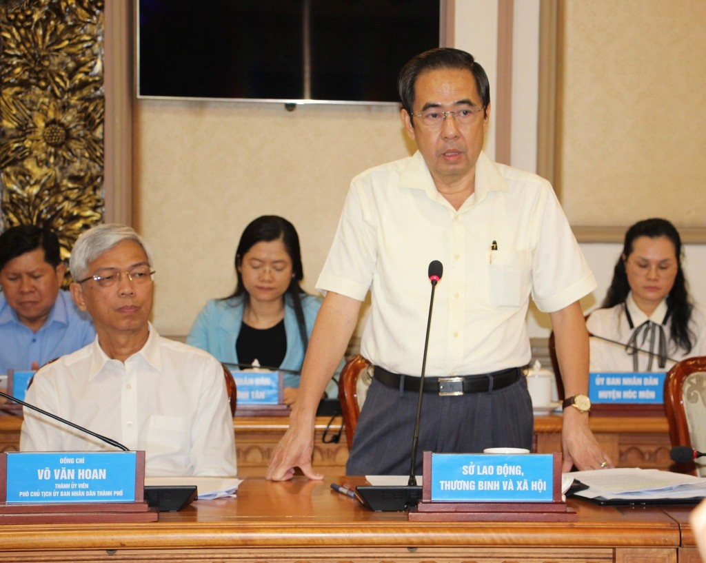 Ông Nguyễn Văn Lâm - Phó Giám đốc Sở LĐ-TB&XH TP HCM báo cáo tình hình lao động trên địa bàn với Thứ trưởng và đoàn công tác của Bộ