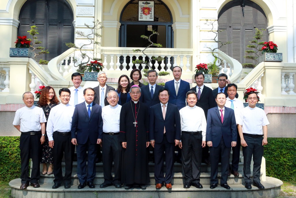 Phó Thủ tướng Phạm Bình Minh mong muốn đồng bào công giáo tiếp tục chấp hành tốt các chủ trương, chính sách của Đảng, pháp luật của Nhà nước, phát huy truyền thống văn hóa-lịch sử, tinh thần đại đoàn kết toàn dân tộc... - Ảnh: VGP/Hải Minh