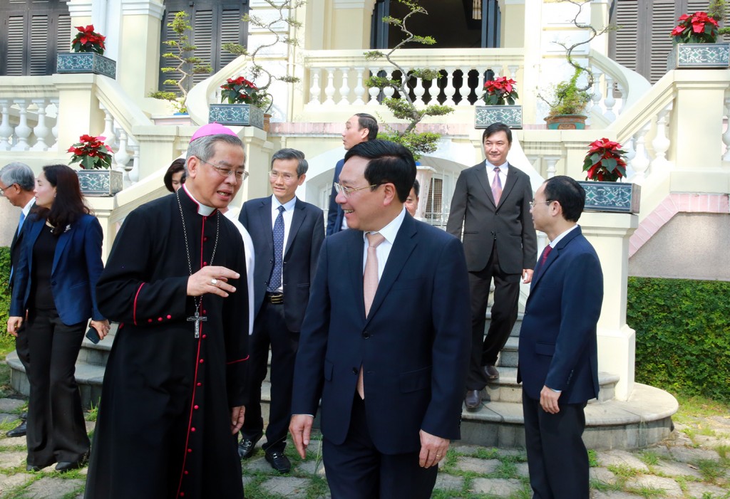 Phó Thủ tướng đánh giá cao những đóng góp của Tổng Giáo phận TPHCM, cũng như cá nhân ông Nguyễn Năng, với vai trò là tân Chủ tịch Hội đồng Giám mục Việt Nam, Tổng Giám mục Tổng Giáo phận TPHCM - Ảnh: VGP/Hải Minh