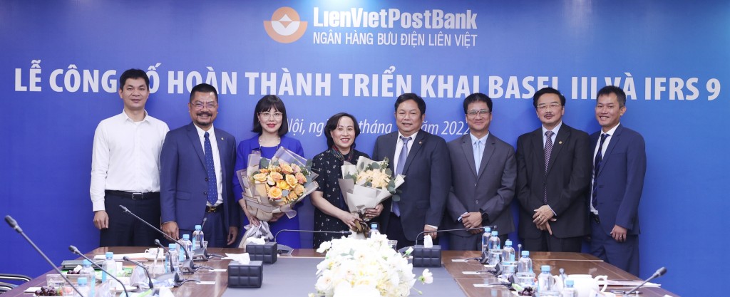 Ban lãnh đạo LienVietPostBank tại Lễ công bố hoàn thành triển khai