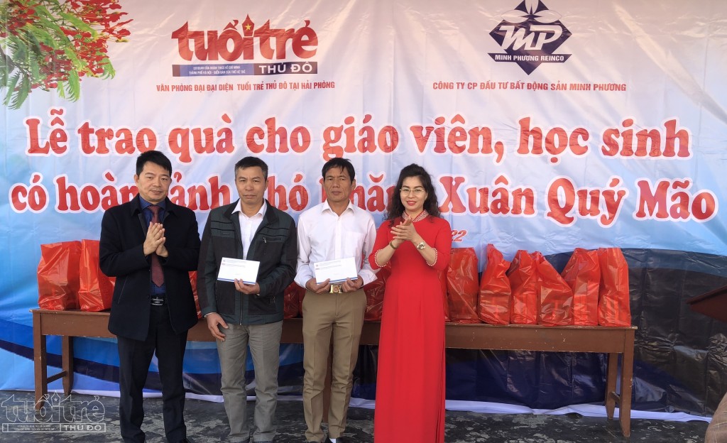 Đoàn công tác trao quà cho Thầy giáo Trần Văn Biên và Phạm Văn Phương là các giáo viên của Trường Tiểu học Đông Phương có hoàn cảnh khó khăn.