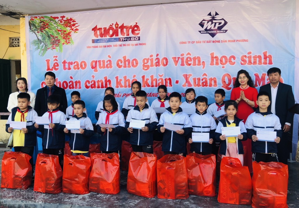Đoàn công tác và lãnh đạo đạo xã Đông Phương trao 30 suất quà tết cho các em học sinh có hoàn cảnh khó khăn