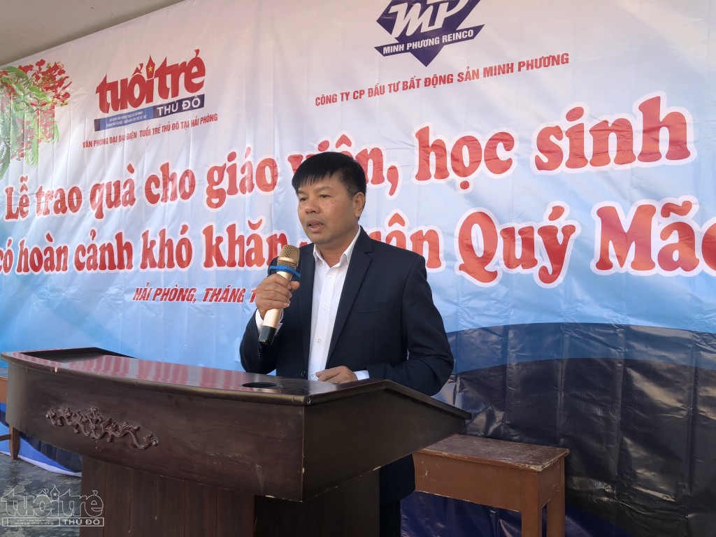 Ông Nguyễn Văn Hậu - Chủ tịch UBND xã Đông Phương phát biểu động viên giáo viên, học sinh Trường Tiểu học Đông Phương và cảm ơn Đoàn công tác