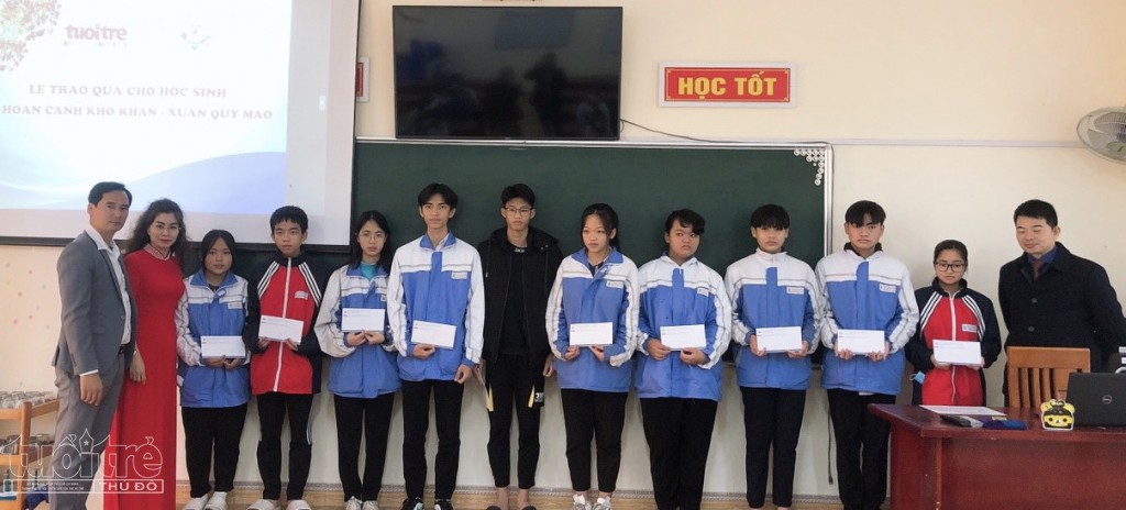 Đoàn công tác và lãnh đạo Trường THPT Nguyễn Đức Cảnh trao quà cho 30 Đoàn viên thanh niên nhà trường