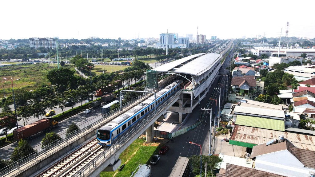 Đoàn tàu tuyến Metro số 1 rời ga Khu Công nghệ cao di chuyển thử nghiệm trong ngày 21/12