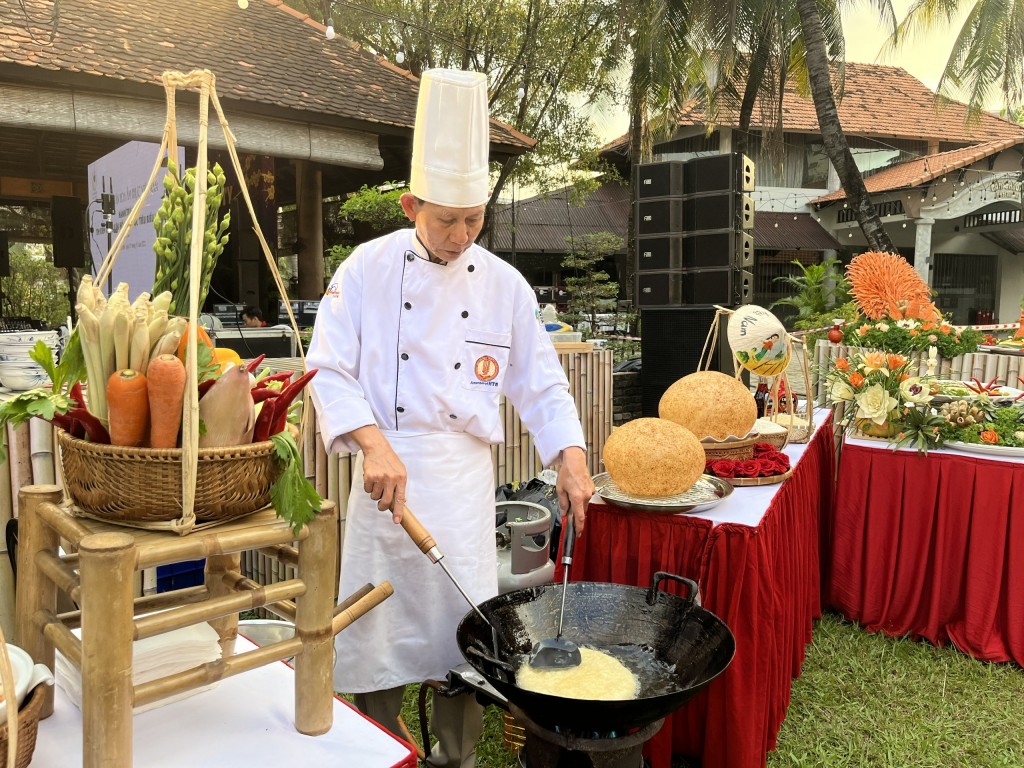 Các đầu bếp tại Khu du lịch Văn Thánh chế biến những món ăn đặc trưng của các tỉnh, thành phố trên cả nước nhằm giới thiệu những tinh hoa ẩm thực đến người dân và du khách TP Hồ Chí Minh
