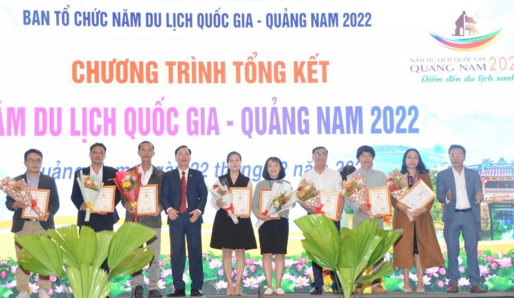 Ban tổ chức trao thưởng cho tác giả, nhóm tác giả đoạt giải Nhì - Giải thưởng báo chí Năm du lịch quốc gia 2022 (Ảnh Đ.Minh)