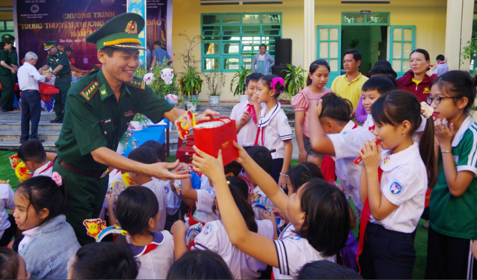 Bộ đội Biên phòng tỉnh QN trao quà cho học sinh xã đảo Tân Hiệp, TP Hội An (ảnh, Bộ Chỉ huy Bộ đội Biên phòng tỉnh QN)
