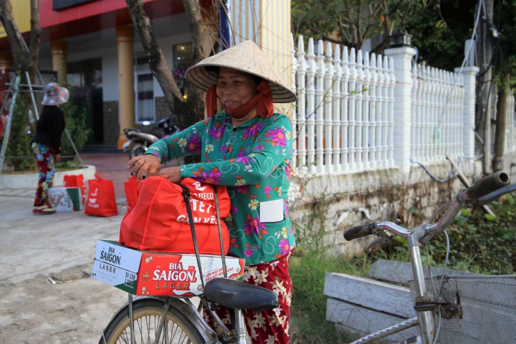 Người lao động hứng khởi nhận quà từ Bia Saigon - Tết gắn kết 2020