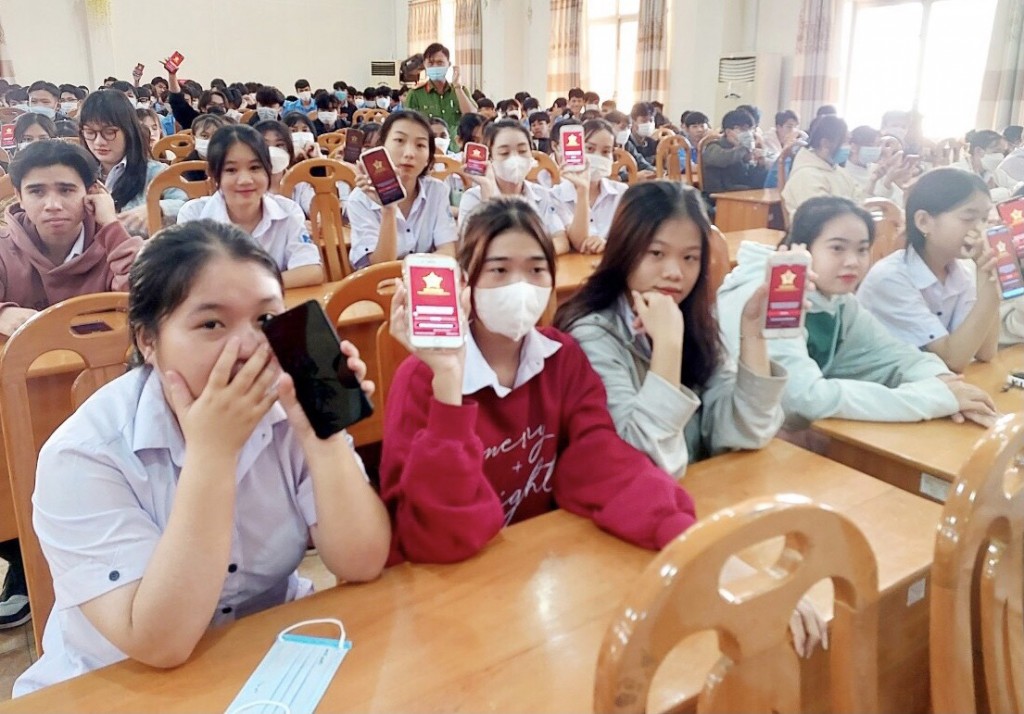Công an tỉnh Bình Thuận hướng dẫn cài đặt ứng dụng định danh điện tử VNeID cho hơn 300 sinh viên của trường Cao đẳng nghề Bình Thuận