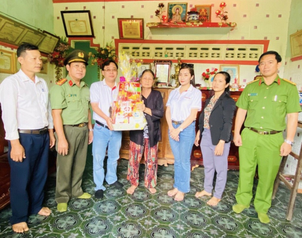 Công an tỉnh Bình Thuận tới thăm hỏi, tặng quà cho gia đình chính sách và gia đình Anh hùng lực lượng vũ trang trên địa bàn tỉnh