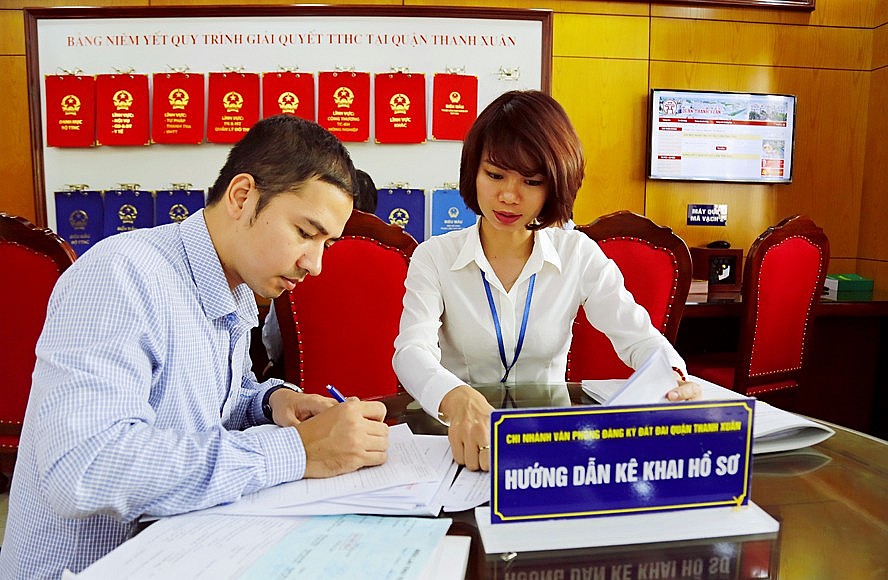 Hướng dẫn người dân làm thủ tục hành chính tại bộ phận “một cửa” quận Thanh Xuân