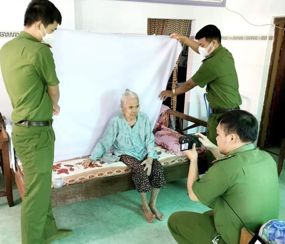 Những người già yếu, bệnh tật được các chiến sĩ Công an tỉnh Bình Thuận tới tận nhà làm căn cước công dân