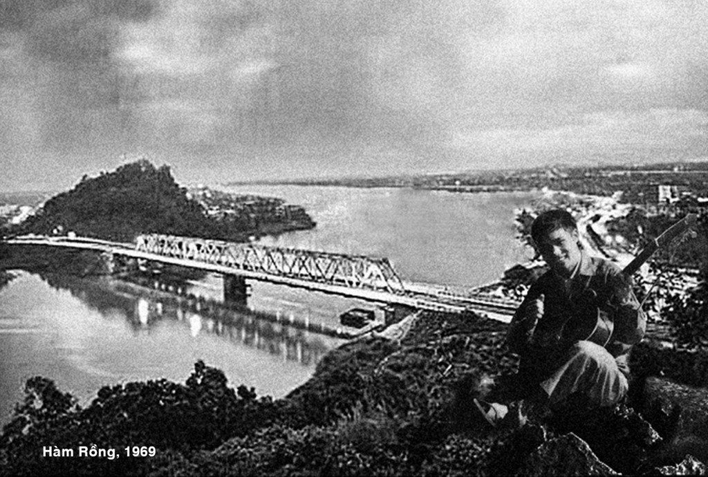 Nhạc sĩ Ngọc Khuê bên cầu Hàm Rồng năm 1969
