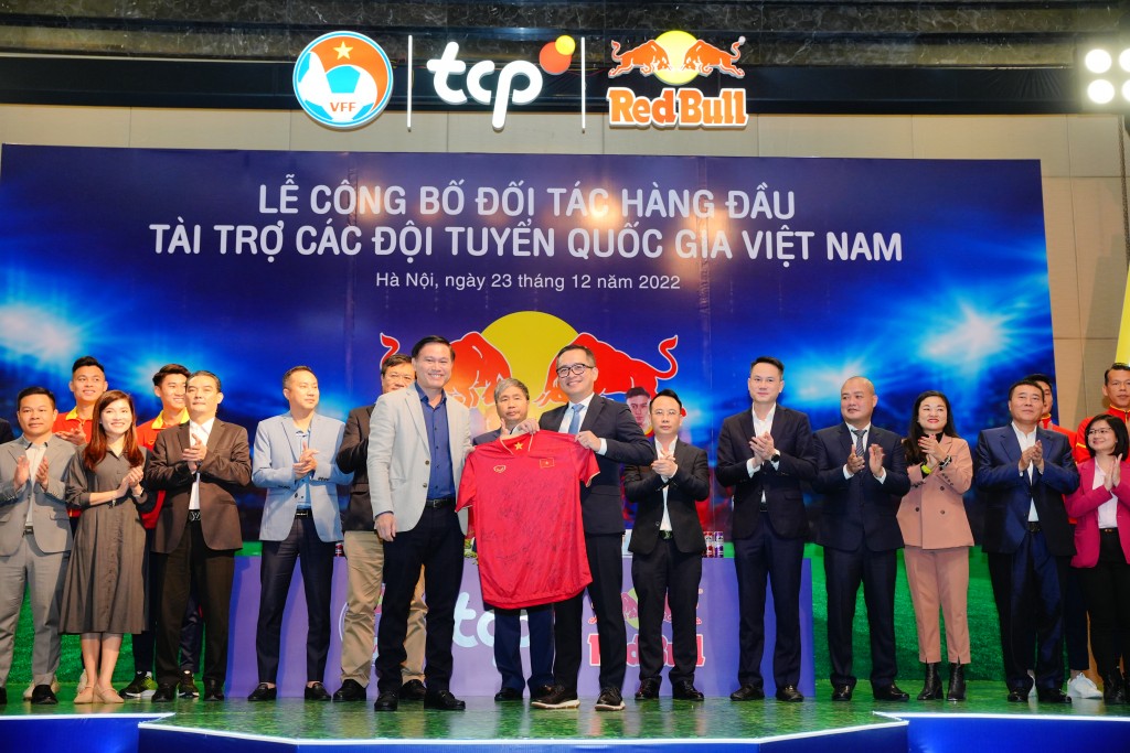 TCP Việt Nam cùng Liên đoàn Bóng đá Việt Nam trao nhận quà kỷ niệm