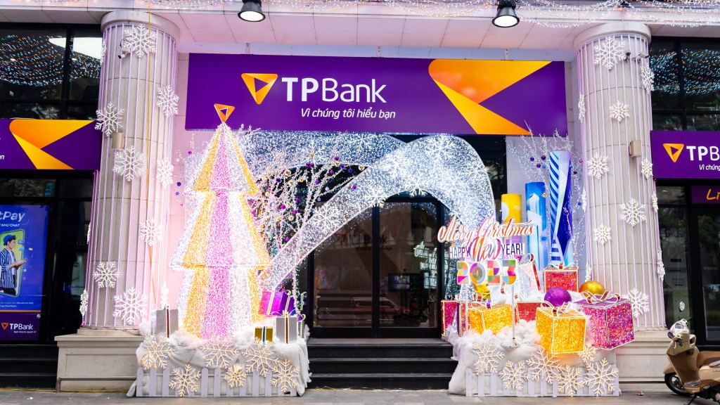 Nhiều ngân hàng, tòa nhà, trung tâm thương mại tại các tuyến phố lớn được thắp sáng bởi những mô hình đèn led trang trí độc đáo. Nhiều ngân hàng, tòa nhà, trung tâm thương mại tại các tuyến phố lớn được thắp sáng bởi những mô hình đèn led trang trí độc đáo.