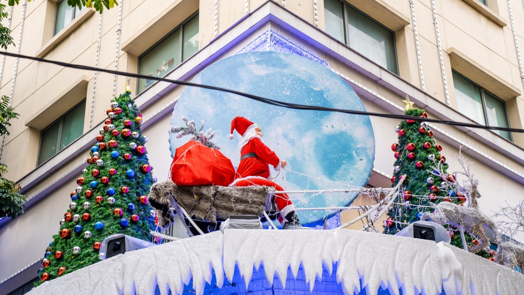 Hình ảnh ông già noel đi xe tuần lộc mang đồ chơi cho trẻ em trên khắp thế giới đã rất quen thuộc Hình ảnh ông già noel đi xe tuần lộc mang đồ chơi cho trẻ em trên khắp thế giới đã rất quen thuộc