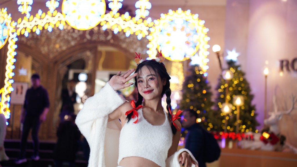 Nhiều người bất chấp thời tiết lạnh đã xuống phố, chụp ảnh với những cây thông Noel được trang trí đẹp mắt Nhiều người bất chấp thời tiết lạnh đã xuống phố, chụp ảnh với những cây thông Noel được trang trí đẹp mắt