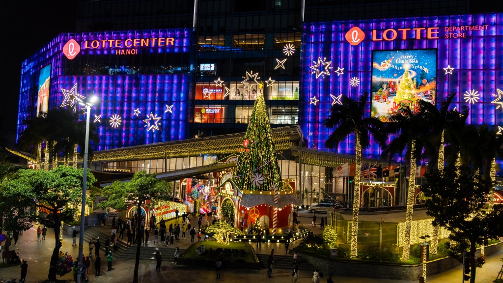 Cây thông Giáng sinh khổng lồ tại tòa nhà Lotte Center Hanoi