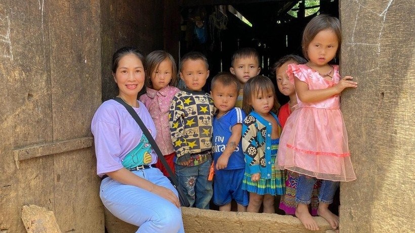 Cô giáo trẻ vùng cao nặng lòng với các “em nuôi”