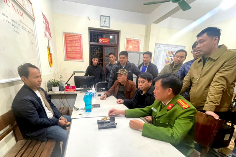Đại tá Trần Thanh Sơn, Phó Giám đốc, Thủ trưởng cơ quan CSĐT Công an tỉnh Sơn La trực tiếp lấy lời khai đối tượng Nguyễn Văn Long