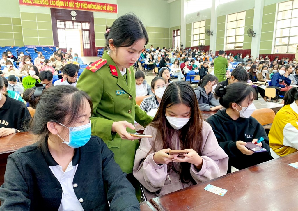 Gần 500 sinh viên trường Đại học Quảng Nam đã được các chiến sĩ Công an tỉnh Quảng Nam hướng dẫn cài đặt VNEID và kích hoạt định danh điện tử