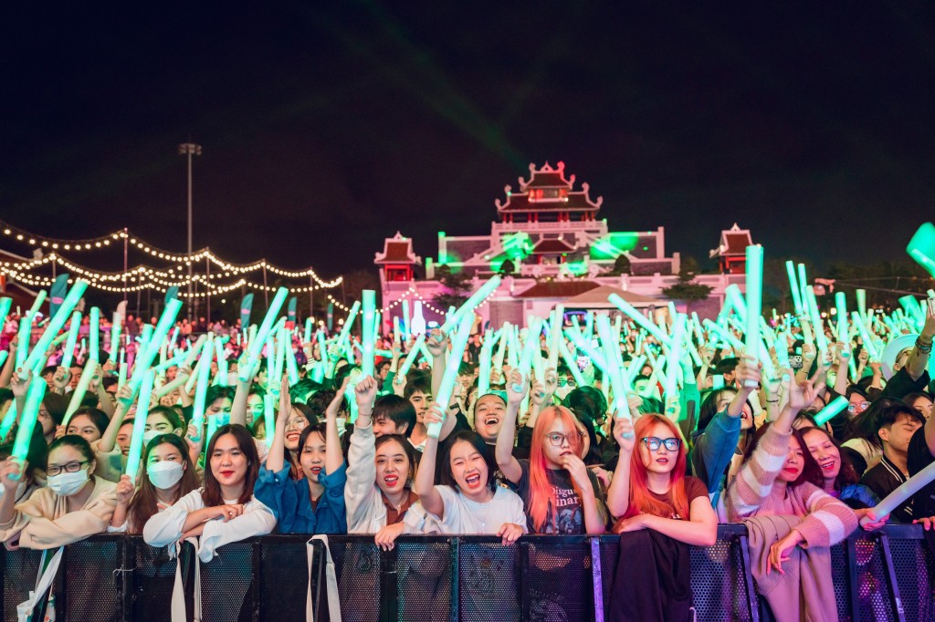 Hàng chục nghìn khán giả TP Đà Nẵng như đắm chìm vào không khí sôi động của lễ hội 