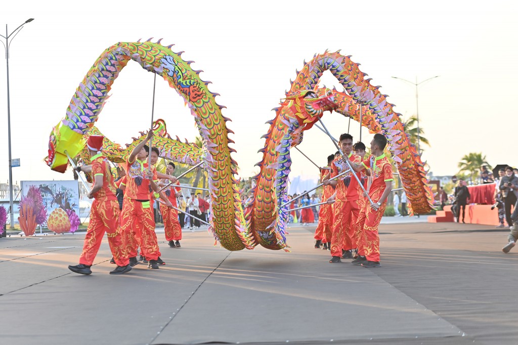 Tiết mục múa rồng với ý nghĩa đưa khán giả ngược về dòng truyền thuyết từ buổi đầu sơ khai khi đàn rồng hạ giới xuống vùng đất Hạ Long.