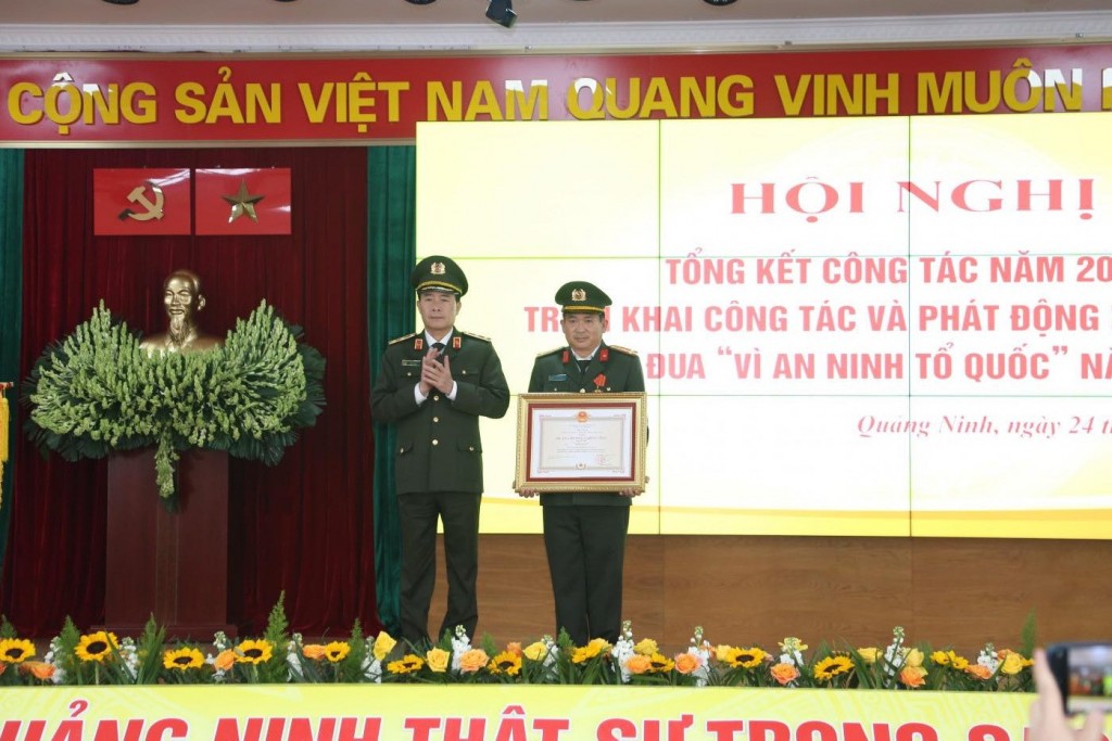 Đại tá Đinh Văn Nơi được tặng